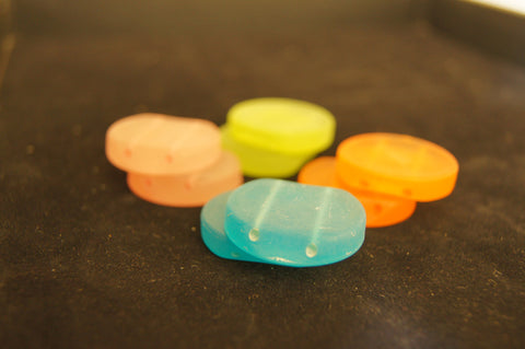 Plastic 'huge' button-shaped 2-thread multi-color matt - 5pc