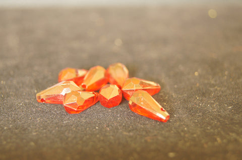 Plastic red glossy multi-facet pear-shaped pendant 0.6cm x 1.5cm - 2pc